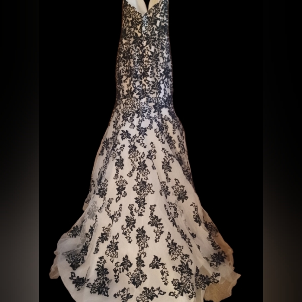 100% Authentic Allure Wedding Dress - Picture 12 of 13